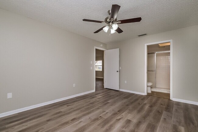 Building Photo - 10950 Kenmore Dr