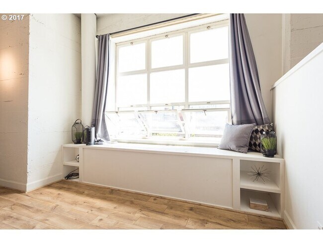 Building Photo - Historic Irving Street Lofts In The Pearl District - Top Floor Unit w/Parking/Rooftop Deck