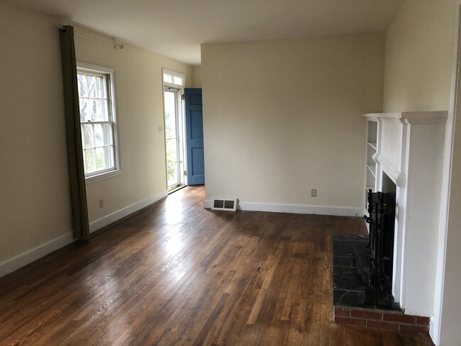 LR - 1525 Dawnview Dr