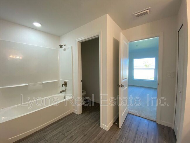 Building Photo - 2744 NE 5th Pl