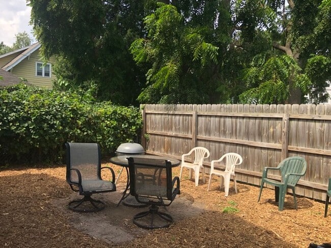 Building Photo - 924 Drake St