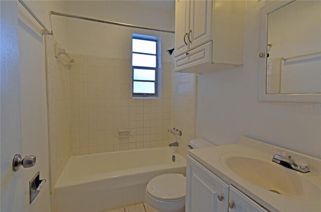 Building Photo - 421 Briarwood Ln