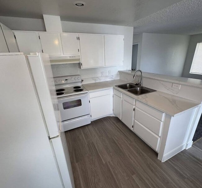 Building Photo - Beautifully Remodeled Upstairs Unit with Modern Upgrades!