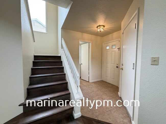 Building Photo - Glen Cove Beauty 3 bed 2.5  bath 2 Story home in established neighborhood