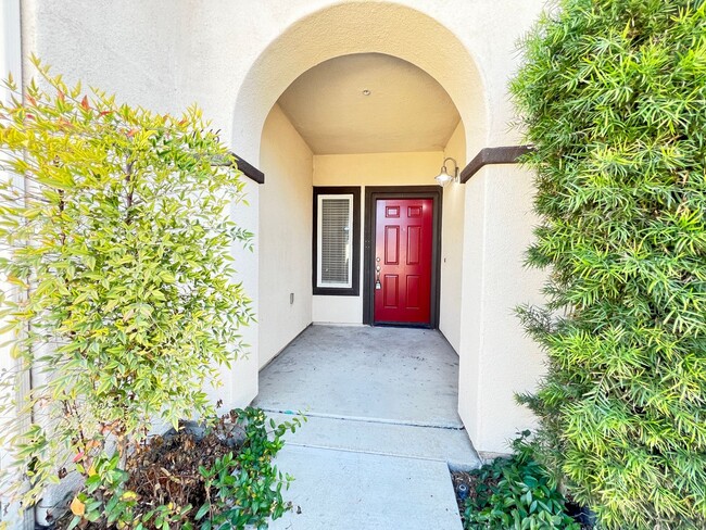 Primary Photo - Spacious 3 Bedroom, 3 Bath Townhouse with ...