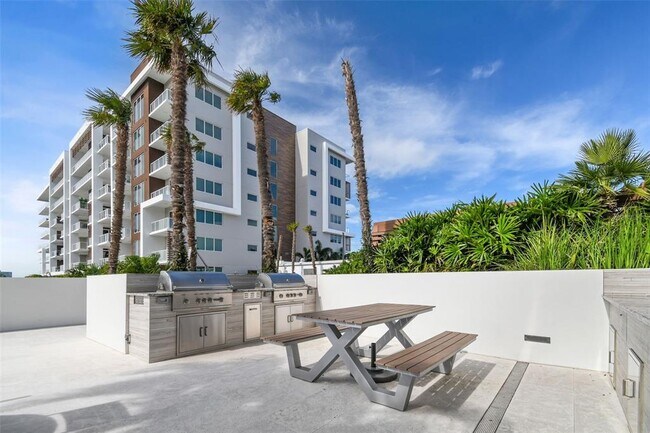 Building Photo - 920 N Osceola Ave