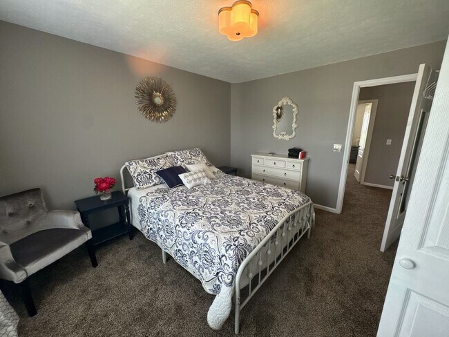 Building Photo - FOR LEASE- 4 BEDROOM FURNISHED HOME IN MT....