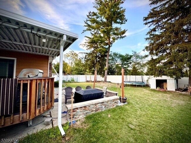 Building Photo - 617 Sycamore St