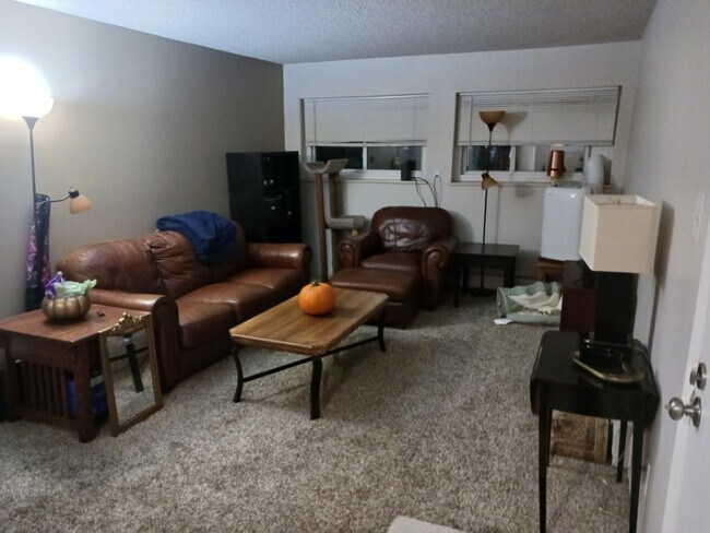 Building Photo - 451 Golden Cir