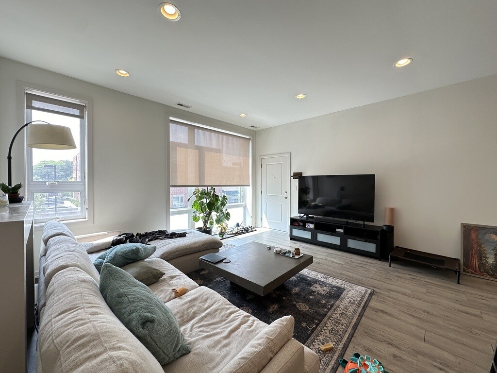 Building Photo - 4111 N Narragansett Ave