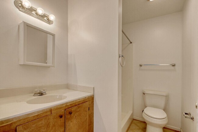 Building Photo - 1028 Duke St