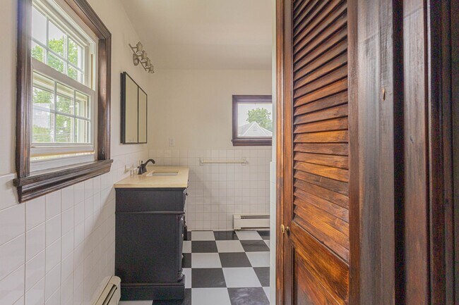 Building Photo - Fully Renovated 2-Bedroom Apartment – Locust Valley, NY