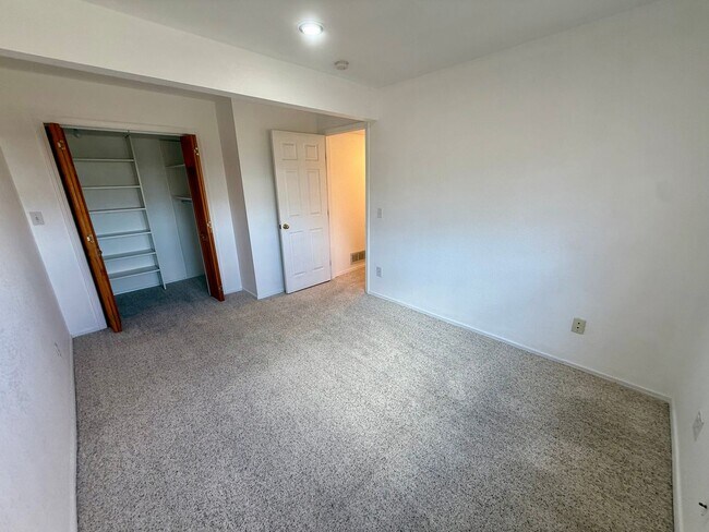 Building Photo - 537 Canyon View Dr