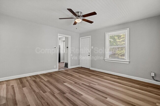 Building Photo - 7120 Greenhaven Dr