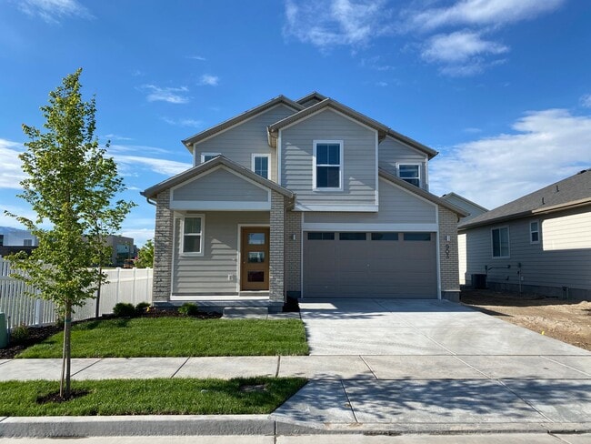 Building Photo - Two-story Single Family Home on Riverside.