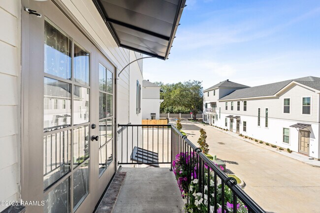 Building Photo - 204 Steiner Oaks