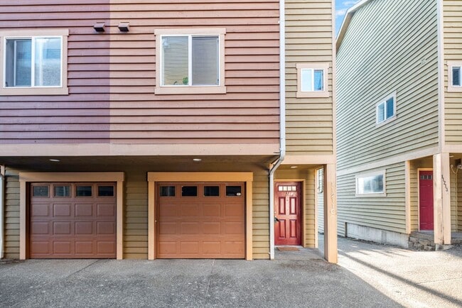 Building Photo - 3 bedroom Greenwood townhome with a view!