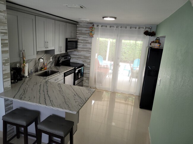 Building Photo - 1520 NE 33rd St