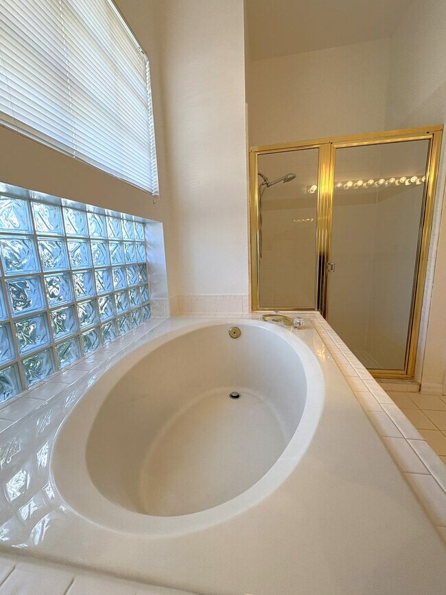 Building Photo - Coming Soon, 4 Bedroom, 2.5 bath Pool Home - Hunter's Creek!