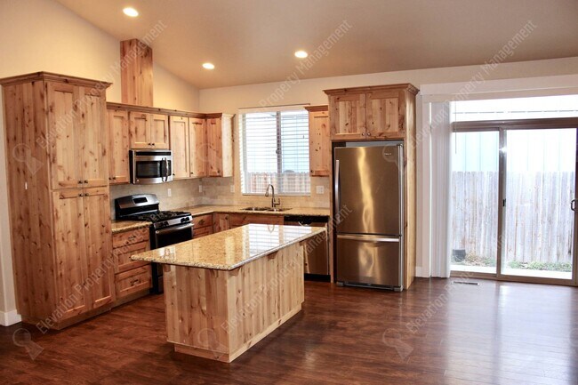 Building Photo - Modern 3 BR with open living space on quie...