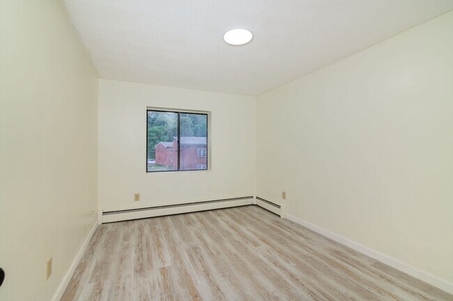 Building Photo - 72 Martensen St