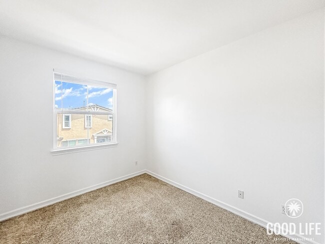 Building Photo - Beautiful 3BD/3BA w/ A/C, In-Unit Laundry, and 2-Car Garage in Bay Park!