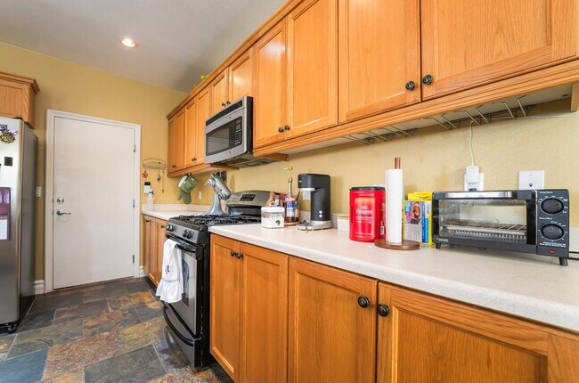 Building Photo - Charming 3 Bedroom Home in the Heart of So...