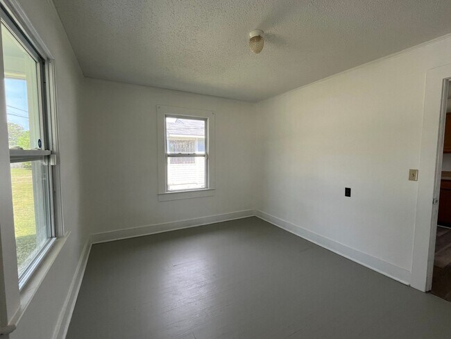 Building Photo - 206 Richlands Ave