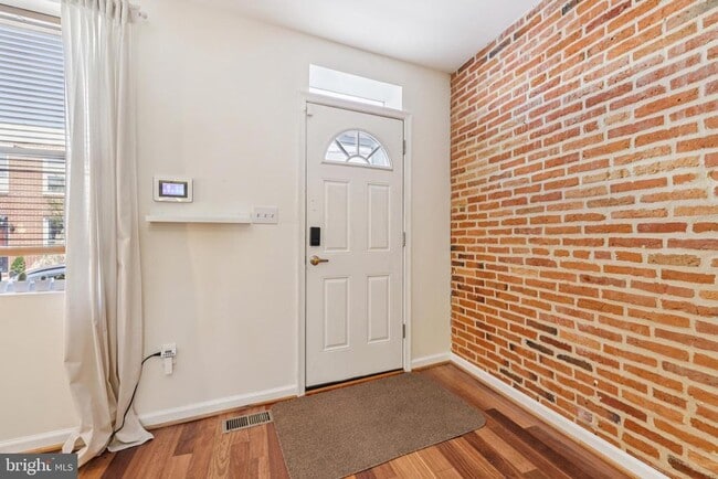 Building Photo - 49 E Heath St