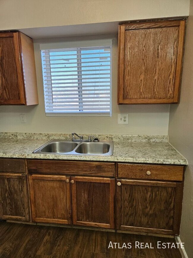 Building Photo - 306 E Vine Cir
