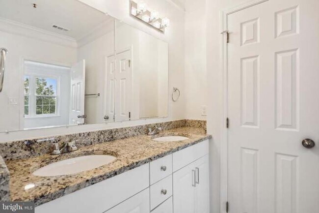 Building Photo - 512 Sunset View Ter SE