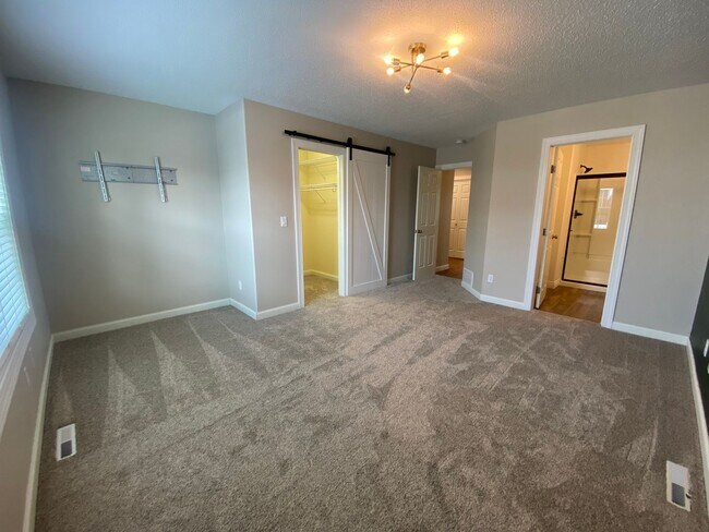 Building Photo - A RELAXING RETREAT - 3 bd/2.5 bath Twin Home for Rent