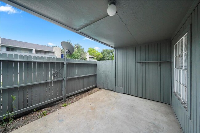 Building Photo - 9700 Leawood Blvd