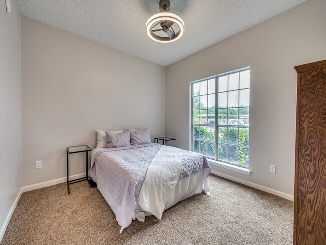 Building Photo - 1603 Marsh Ln