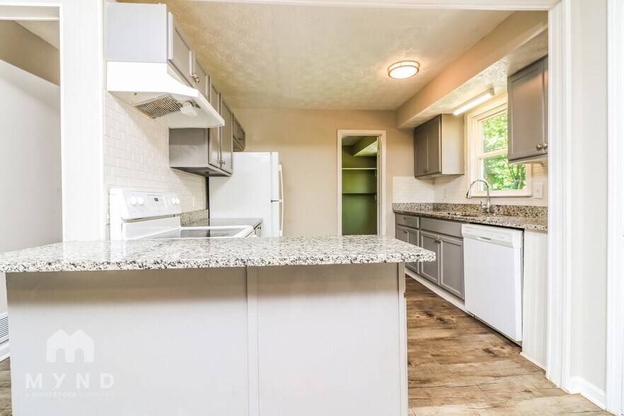 Building Photo - 3179 Robin Hood Ln