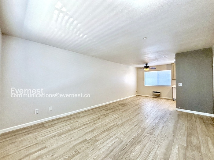 Building Photo - 522 N Serrano Ave