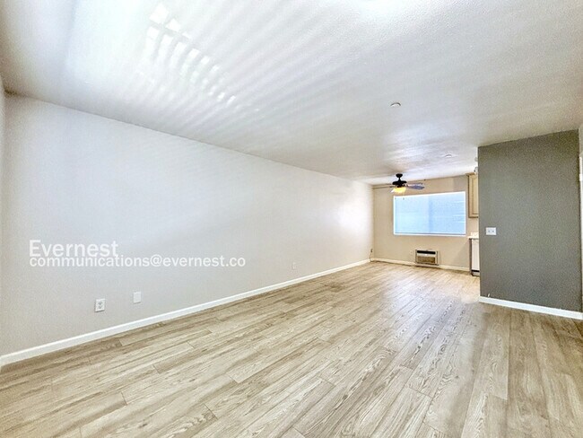Building Photo - 522 Serrano Ave