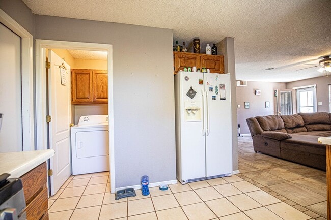 Building Photo - 3 Bedroom 2 Bathroom