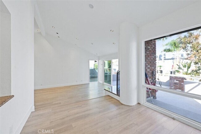 Building Photo - 411 Goldenrod Ave