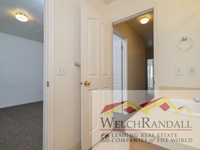 Building Photo - Beautiful 3 Bed 1.5 Bath Townhome in Ogden