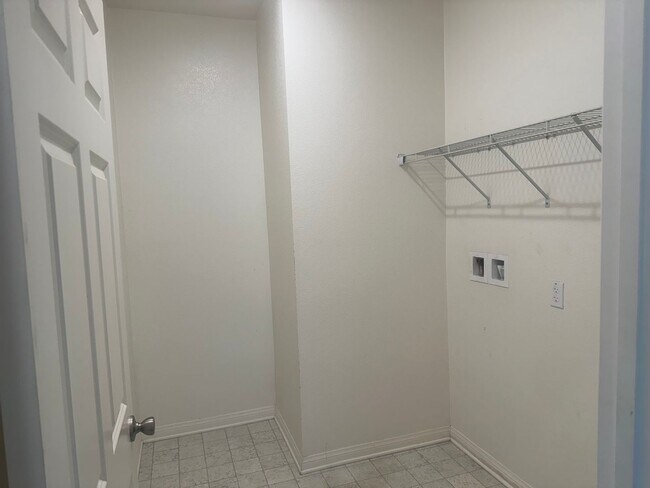 Building Photo - 4 Bed/2Bath, Solar Single-Story Home in Hi...