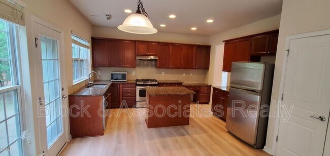 Building Photo - 410 Euphoria Cir