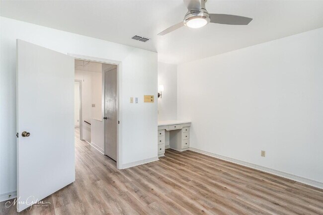 Building Photo - "Charming 2-Bed, 2-Bath Townhouse with Granite Elegance on East Stephenson!"