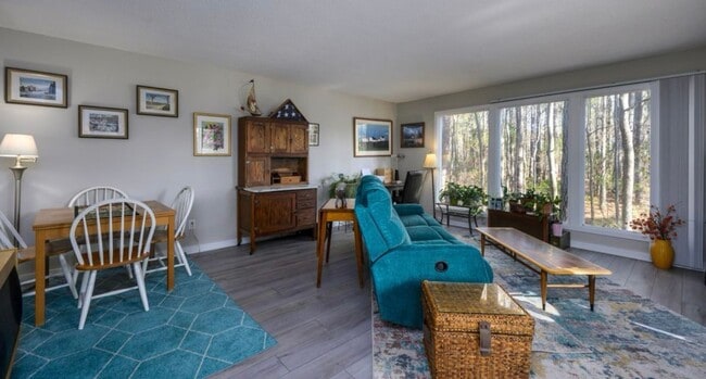 Building Photo - **Light-Filled Condo with Designer Finishes ? | Screened Porch