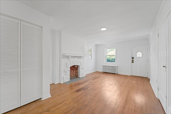 Building Photo - 3847-3849-3849 Beechwood Blvd