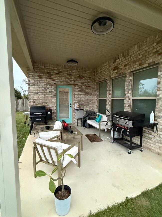 Building Photo - 23553 District Dr