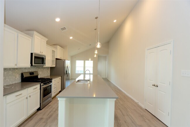Building Photo - 6927 Escondido Dr