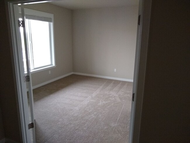 Building Photo - Located in Millersburg ~ Gorgeous 4 Bedroo...