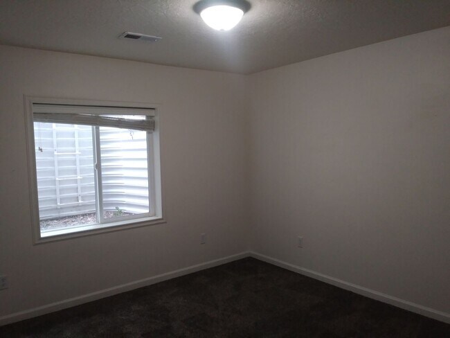 Building Photo - Gorgeous 5 Bedroom 3 Bathroom home in Lehi