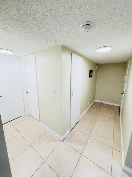 Building Photo - 5545 W Lakewood Cir